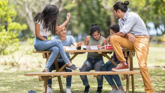 Students studying at Pierrefonds campus Students studying in the gardens at Pierrefonds campus